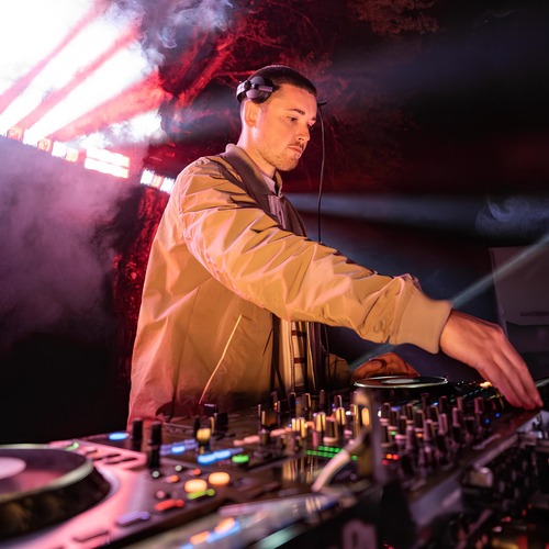🎧 L’ARTISTE DU JOUR | ESVAY

Chez Eventiverse, nous avons à cœur de vous faire découvrir les talents qui rendent vos événements inoubliables.

Aujourd’hui, focus sur ESVAY, DJ passionné depuis l’âge de 16 ans. Après avoir fait ses armes sur la scène parisienne et dans des établissements emblématiques, il s’est imposé grâce à son énergie, sa proximité avec le public et sa capacité à créer une ambiance unique à chaque prestation.

🔥 Son point fort ? Le Open Format : un style qui lui permet de mixer les plus grands classiques, les hits du moment et les incontournables de toutes les générations pour réunir tout le monde sur la piste.
Que ce soit pour une soirée d’entreprise, un événement public, un mariage ou une soirée privée, ESVAY ne se contente pas de passer de la musique : il crée une véritable expérience.

✨ Énergie
🎵 Polyvalence
🚀 Ambiance garantie

Avec ESVAY, chaque événement trouve sa bande-son idéale.

📩 Contactez-nous : faycel@eventiverse.fr ou nicolas@eventiverse.fr

#Eventiverse #ArtisteDuJour#DJ #Evenementiel #AnimationMusicale #CorporateEvent #Mariage #SoireeEntreprise #EventProfs