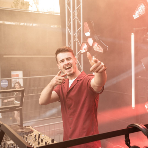 🎧 Rencontrez nos DJ’s By Eventiverse 🎉

Chez Eventiverse, on met le paquet pour que chaque soirée soit inoubliable. Voici deux de nos talents incontournables qui assurent derrière les platines :

🎛 Esvay Music
Un DJ résolument polyvalent, expert des ambiances house, deep house et électro. Esvay sait créer le bon mood, qu’il faut pour chauffer le dancefloor ou apporter une vibe feutrée selon le moment. Toujours à l’écoute, il scrute le public, anticipe, et ses mixes ferment le bal de vos soirées avec style.

🎚 Tomono
Tomono, c’est le DJ qui marie passion & technicité. Un vrai artisan du son : transitions soignées, sélections pointues, toujours à la recherche du petit son qui surprend. Ses sets naviguent entre grooves dansants, influences club et une touche personnelle qui vous embarque.

Ces deux-là sont fièrement dans l’ÉCURIE By Eventiverse, prêts à poser leur empreinte sonore sur vos événements, que ce soit soirées privées, clubs, festivals ou soirées entreprises.

✨ Envie d’une ambiance de folie ? On vous les recommande chaudement.

contact : www.eventiverse.fr 

#ByEventiverse #EsvayMusic #Tomono #DJLife #SoiréeInoubliable #MusicVibes #ClubNight #HouseMusic #ElectroNight #GoodVibesOnly #MixSession #EventProfs #PartyPeople #SoundtrackOfTheNight