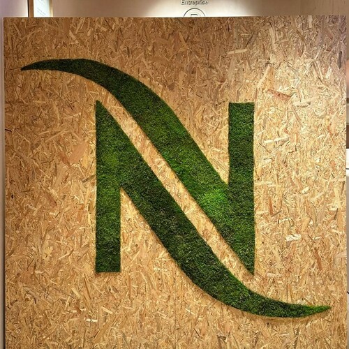 🌿 LE GRAFFITI DEVIENT VÉGÉTAL ! 🎨
Et si votre logo, votre message ou même un portrait prenait vie… grâce à la nature ? 🌱

Découvrez notre animation Graffiti Écologique, une expérience artistique originale qui associe créativité, nature et démarche éco-responsable.
Notre artiste réalise en direct une œuvre végétale entièrement personnalisée sur le support de votre choix : logo d’entreprise, portrait, message, création graphique…

🍃 La particularité ?
L’œuvre est créée à partir de mousse récoltée en forêt et d’une colle éco-responsable, pour proposer une alternative originale au graffiti traditionnel.
✨ Une animation qui marque les esprits :
• Une création réalisée en direct devant vos invités
• Une œuvre 100 % personnalisée à votre image
• Un concept végétal et engagé
• Un véritable élément de décoration après l'événement
• Une œuvre qui peut être conservée jusqu’à 1 an 🌿

Idéal pour vos événements d’entreprise, inaugurations, lancements de produits, centres commerciaux, collectivités, salons ou événements autour de l'environnement et de la RSE.
🌱 Une animation éphémère… qui laisse une empreinte durable.

Contactez EVENTIVERSE pour imaginer votre prochaine création végétale.
nicolas@eventiverse.fr OU faycel@eventiverse.fr 

#GraffitiVegetal #AnimationEvenementielle #EvenementEcoResponsable #ArtVegetal #Eventiverse