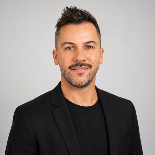 🎬 ON CONTINUE LES PRÉSENTATIONS DE LA TEAM EVENTIVERSE !

Après les idées, les spectacles et les « petites dernières modifications »… il faut bien quelqu’un pour s’assurer que tout reste carré. 😂

👋 DENIS — ADMINISTRATIF & COMPTABILITÉ
Dans les coulisses d’Eventiverse, Denis veille sur les chiffres et toute la partie administrative de l’agence.

Denis, c’est :
📊 Des chiffres qui doivent tomber juste
📁 Des dossiers carrés et bien organisés
🧘 Du calme, même quand tout s’accélère
🔎 Rigueur, méthode et organisation
💸 Et parfois celui qui rappelle qu’une super idée doit aussi rentrer dans un budget. 😂

Pendant que l’équipe imagine, crée et produit, Denis veille à ce que toute la mécanique administrative suive derrière.

Le gardien des chiffres et de la tranquillité administrative d’Eventiverse. 🖤

Et quand Nicolas demande « une toute petite dernière modification »… Denis vérifie surtout combien elle va coûter. 😂

#Eventiverse #TeamEventiverse #MeetTheTeam #Evenementiel #BackOffice