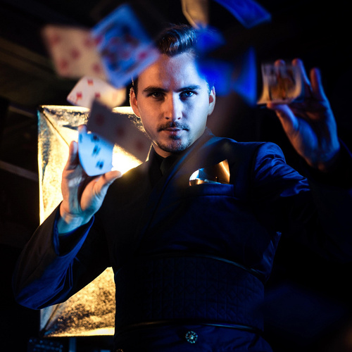 ✨ Nouvelle semaine, nouvelle mise en lumière ✨

Nous poursuivons avec enthousiasme notre série dédiée aux talents qui font rayonner l’agence Eventiverse. Aujourd’hui, cap sur Maxime Mandrake, magicien-illusionniste belge de renom, désormais installé en France et présent à notre catalogue, aussi bien en close-up qu’en spectacle scénique.

Passionné depuis l’enfance, il devient à 18 ans l’un des plus jeunes illusionnistes professionnels de Belgique. Son pseudonyme, inspiré de la mandragore de Harry Potter et du légendaire Mandrake le Magicien, incarne à merveille la rencontre entre mystère et imaginaire.

Sa carrière est jalonnée de succès : membre du mythique Magic Castle à Los Angeles, double médaillé aux World Championship of Performing Arts aux États-Unis, et lauréat du mérite culturel dans sa ville natale.

Avec son nouveau spectacle « UNIVERS », Maxime propose une expérience immersive unique : un voyage poétique entre mémoire, temps et rêves oubliés, mêlant grandes illusions, narration sensible et technologies innovantes pour faire naître l’émerveillement.

Chez Eventiverse, nous sommes fiers d’accompagner cet artiste d’exception et de mettre son talent au service de vos événements.

contact : www.eventiverse.fr 

#MaximeMandrake #MagicienBelge #Illusionniste #MagieContemporaine #UNIVERS #ShowImmersif #Eventiverse #MagieEmotionnelle #NouveauSpectacle #MagieFrance #Illusion #Émerveillement