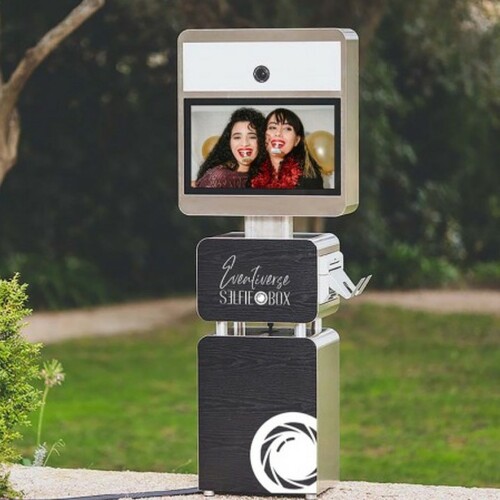 ✨ Selfie Box by Eventiverse ✨

Envie d’immortaliser vos plus beaux sourires et vos moments les plus fous ? 😎📸

Notre Selfie Box transforme chaque soirée en une expérience unique :
🎉 Une animation fun et conviviale pour vos invités
📸 Des clichés instantanés pour capturer l’instant présent
💌 La possibilité de repartir avec un souvenir inoubliable

Que ce soit pour une soirée d’entreprise ou un lancement de produit, la Selfie Box crée des souvenirs qui restent, longtemps après la fête.

Alors… prêts à déclencher le flash et à sourire ? 😁✨

contact : www.eventiverse.fr 

#Eventiverse #SelfieBox #AnimationEvenementielle #SouvenirInoubliable #SmileAndShare #FunMoments #SoiréeRéussie #PhotoBooth #TeamEvent #UnforgettableMoments #EventProfs #EventPlanner #LetsCelebrate